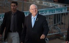 Reuven Rivlin à la cérémonie à Ammunition Hill, le jour du 48e Yom Yeroushalayim, le 17 mai 2015 (crédit : Yonatan SIndel/Flash90)