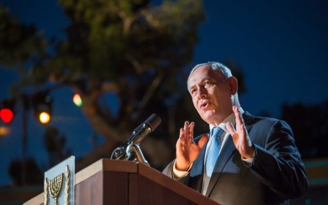 Le Premier ministre Benjamin Netanyahu assiste à la cérémonie officielle de la Journée de Jérusalem, à Ammunition Hill, à Jérusalem, le 17 mai 2015. (Crédit : Emil Salman / Flash90)