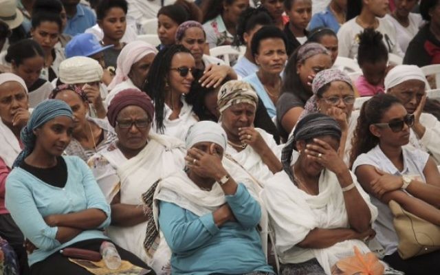 Des Juifs Ethiopiens assistent à la cérémonie de commémoration en souvenir des morts sur le chemin d'Israël, le 17 mai au mont Herzl. (Crédit : Gil Yochanan/POOL)
