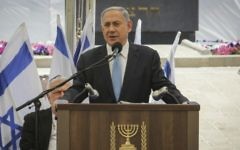 Benjamin Netanyahu pendant la cérémonie de commémoration des Juifs Ethiopiens décédés en chemin, le 17 mai 2015 au Mont Herzl, Jérusalem.  (Crédit : Gil Yochanan/POOL)