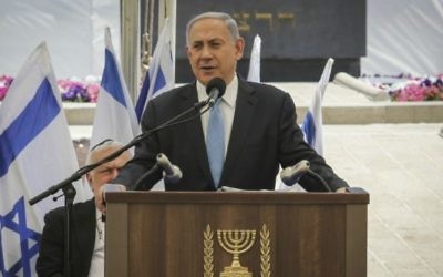Benjamin Netanyahu pendant la cérémonie de commémoration des Juifs Ethiopiens décédés en chemin, le 17 mai 2015 au Mont Herzl, Jérusalem.  (Crédit : Gil Yochanan/POOL)
