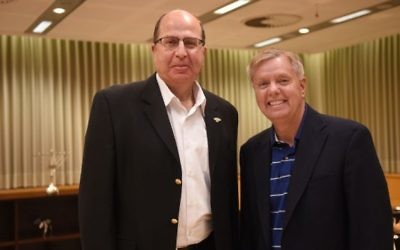 Le ministre israélien de la Défense Moshe Yaalon avec le sénateur américain Lindsey Graham, le 27 mai 2015 (Crédit : Diana Hananshvili / Ministère de la Défense)
