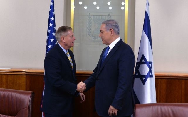 Le Premier ministre Benjamin Netanyahu et le sénateur américain Lindsey Graham, à Jérusalem, le 27 mai 2015. (Crédit : Kobi Gideon / GPO) Le Premier ministre Benjamin Netanyahu et le sénateur américain Lindsey Graham, à Jérusalem, le 27 mai 2015. (Crédit : Kobi Gideon / GPO)