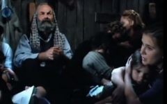 Image tirée du film de 1996 "Caché dans Silence" inspiré des véritables événements de la vie de la famille Diamant, composée de 13 membres, qui a été cachée dans le grenier de deux orphelines polonaises pendant l'Holocauste. (Crédit : capture d'écran: YouTube)