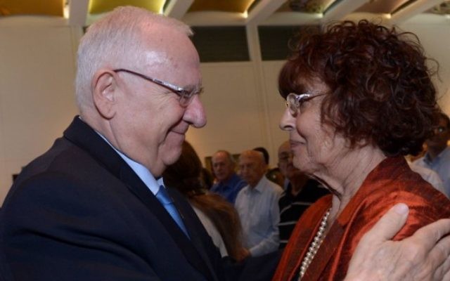 Reuven Rivlin et la veuve de l'espion Eli Cohen, au 50e anniversaire de l'exécution d'Eli Cohen en Syrie, le 18 mai 2015 (Crédit : Zach/GPO) Reuven Rivlin et la veuve de l'espion Eli Cohen, au 50e anniversaire de l'exécution d'Eli Cohen en Syrie, le 18 mai 2015 (Crédit : Zach/GPO)