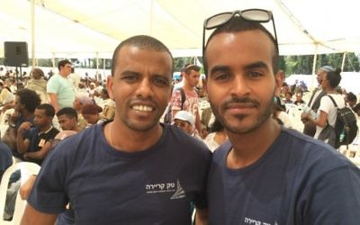 Avi Maharat, 32 ans (gauche) et Daniel Gola, 23 ans, à la cérémonie de commémoration sur le Mont Herzl, à Jérusalem, le 17 mai (Crédit : Renee Ghert-Zand/Times of Israel)