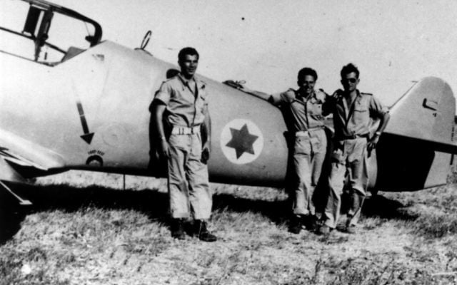 Lou Lenart, à gauche, Giddy Lichtman et Modi Alon devant l'avion Avia S-199 (Crédit : Autorisation de Boaz Dvir via JTA) Lou Lenart, à gauche, Giddy Lichtman et Modi Alon devant l'avion Avia S-199 (Crédit : Autorisation de Boaz Dvir via JTA)