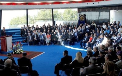 Le ministre du Tourisme israélien, Uzi Landau, s'exprime devant 120 rabbins  de toutes les confessions, des cardinaux catholiques et d'autres membres du clergé  pendant la conférence interreligieuse de trois jours. (Crédit : Courtesy)