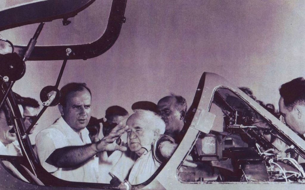 Al Schwimmer, qui a guidé la vaste opération pour renforcer l'armée de l'air d'Israël, et le Premier ministre israélien David Ben Gurion. (Crédit : Boaz Dvir via JTA) Al Schwimmer, qui a guidé la vaste opération pour renforcer l'armée de l'air d'Israël, et le Premier ministre israélien David Ben Gurion. (Crédit : Boaz Dvir via JTA)
