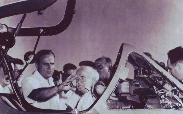 Al Schwimmer, qui a guidé la vaste opération pour renforcer l'armée de l'air d'Israël, et le Premier ministre israélien David Ben Gurion. (Crédit : Boaz Dvir via JTA) Al Schwimmer, qui a guidé la vaste opération pour renforcer l'armée de l'air d'Israël, et le Premier ministre israélien David Ben Gurion. (Crédit : Boaz Dvir via JTA)