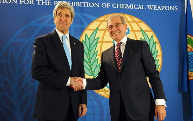 Secrétaire d'Etat américain John Kerry serre la main au directeur général de l'Organisation pour l'interdiction des armes chimiques, Ahmet Üzümcü, avant une réunion à La Haye, Pays-Bas (Crédit : U.S Departmet of State) Secrétaire d'Etat américain John Kerry serre la main au directeur général de l'Organisation pour l'interdiction des armes chimiques, Ahmet Üzümcü, avant une réunion à La Haye, Pays-Bas (Crédit : U.S Departmet of State)