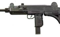 Le pistolet-mitrailleur Uzi (Crédit : Wikimedia Commons)