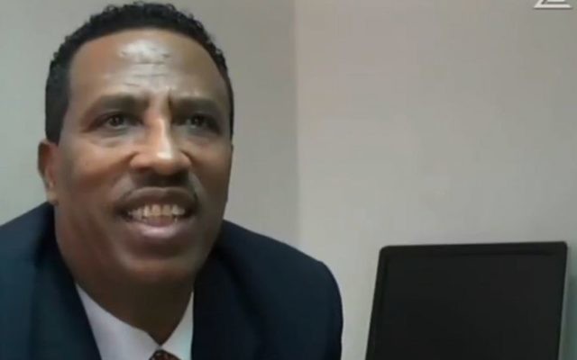Adisu Massala dans son bureau à Addis Ababa la semaine dernière (Capture d'écran : Channel 2)