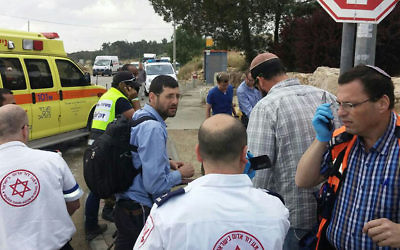 Les secouriste de MDA  sur les lieux d'une possible attaque à la voiture bélier, à l'extérieur de l'implantation d'Alon Shvut, en Cisjordanie, le 14 mai 2015 (Crédit : Autorisation du Conseil local de Gush Etzion)