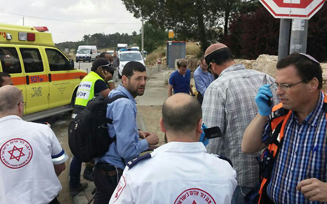Les secouriste de MDA  sur les lieux d'une possible attaque à la voiture bélier, à l'extérieur de l'implantation d'Alon Shvut, en Cisjordanie, le 14 mai 2015 (Crédit : Autorisation du Conseil local de Gush Etzion)