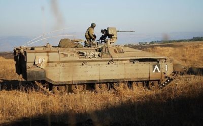 Illustration. Des soldats Golani dans un Namer lors d'un exercice dans les hauteurs du Golan, en août 2012 (Crédit : CC-BY-SA/Abir Sultan / IDF)