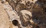 Une partie d'un aqueduc de 2000 ans découvert dans le quartier d'Umm Tuba à Jérusalem-Est (Crédit : Assaf Peretz, autorisation de l'Autorité des Antiquités d'Israël)