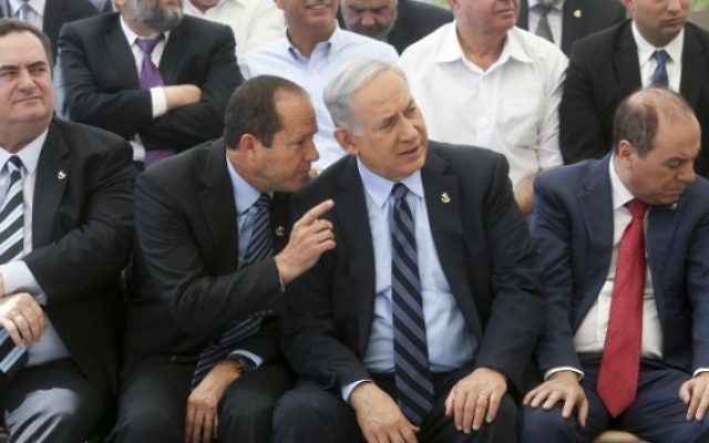 Le maire de Jérusalem Nir Barkat (à gauche) avec le Premier ministre Benjamin Netanyahu, à Jérusalem, le 19 mai 2015. (Credit photo: Marc Israël Sellem  / Flash90)