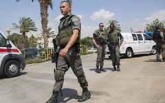 Des policiers et des secouristes sur les lieux où un garde de sécurité israélien travaillant au point de contrôle de l'entrée de Maale Adumim a été poignardé par un assaillant qui a fui dans un village arabe voisin, dans une apparente attaque terroriste, le 11 mai 2015. (Crédit : Yonatan Sindel / FLASH90)