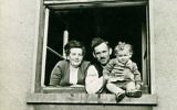 Dina Lichtman avec ses parents Bella CYPRIS et romaine Lichtman sur une photo prise en 1949 dans le camp de Bergen-Belsen qu'ils ont utilisé pour une carte de voeux du Nouvel An juif (Crédit : Autorisation de Dina Lichtman)