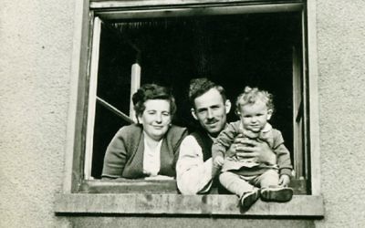 Dina Lichtman avec ses parents Bella CYPRIS et romaine Lichtman sur une photo prise en 1949 dans le camp de Bergen-Belsen qu'ils ont utilisé pour une carte de voeux du Nouvel An juif (Crédit : Autorisation de Dina Lichtman)