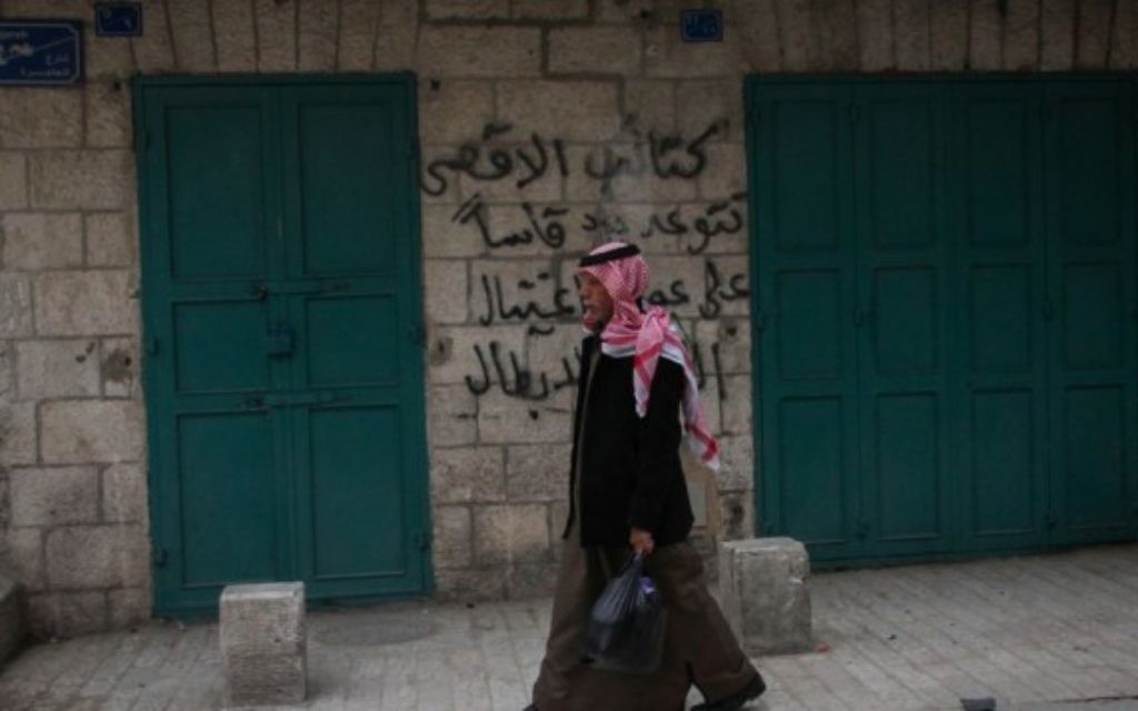 Un Palestinien marche dans la ville de Bethléem, en Cisjordanie, le 24 février 2015. (Crédit photo: Marcelo Sus / Flash 90) Un Palestinien marche dans la ville de Bethléem, en Cisjordanie, le 24 février 2015. (Crédit photo: Marcelo Sus / Flash 90)