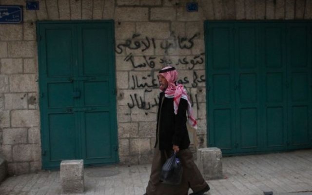 Un Palestinien marche dans la ville de Bethléem, en Cisjordanie, le 24 février 2015.  (Crédit photo: Marcelo Sus / Flash 90)