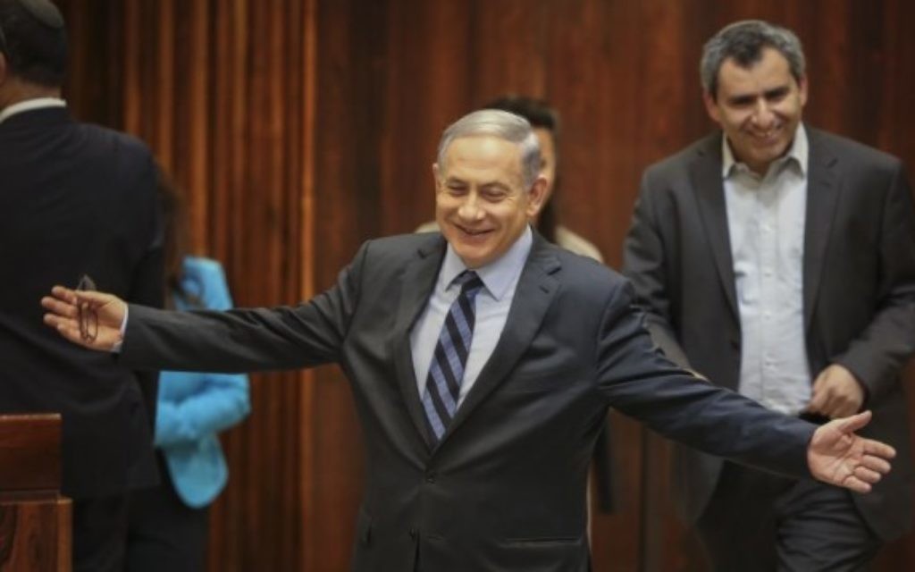 Le Premier ministre Benjamin Netanyahu lors d'un vote de la Knesset sur l'augmentation du nombre de ministres dans le nouveau gouvernement, le 13 mai 2015 (Crédit photo: Hadas Parush / Flash90) Le Premier ministre Benjamin Netanyahu lors d'un vote de la Knesset sur l'augmentation du nombre de ministres dans le nouveau gouvernement, le 13 mai 2015 (Crédit photo: Hadas Parush / Flash90)