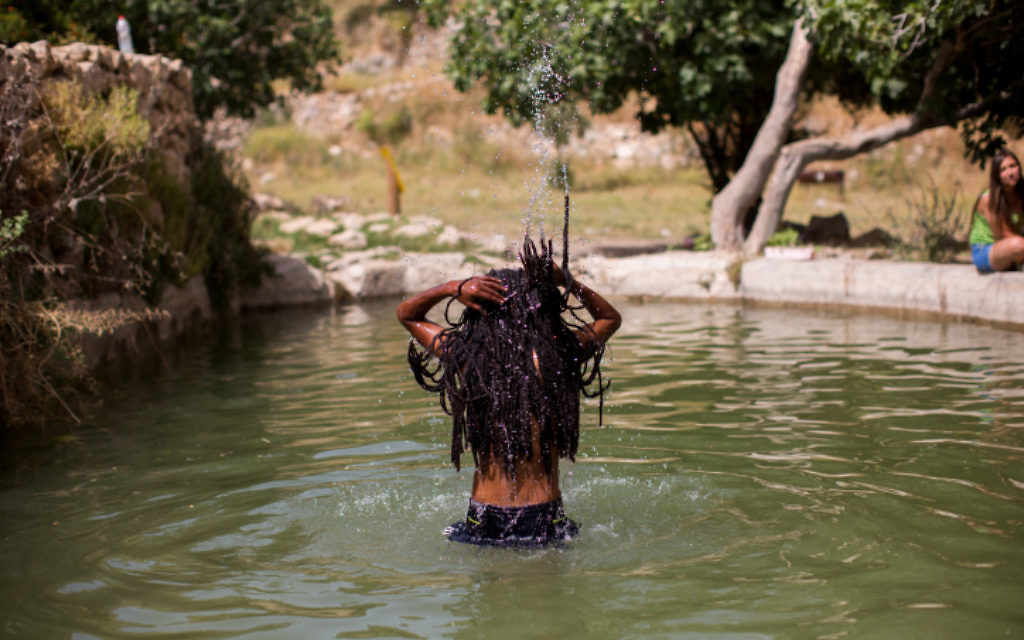 Un Israélien jouit d'une source dans un montagne dans les environs de Jérusalem, le 27 mai 2015. Une canicule a frappé Israël avec des températures dépassant 38º C dans la plupart du pays  (Credit : Yonatan Sindel / Flash90)