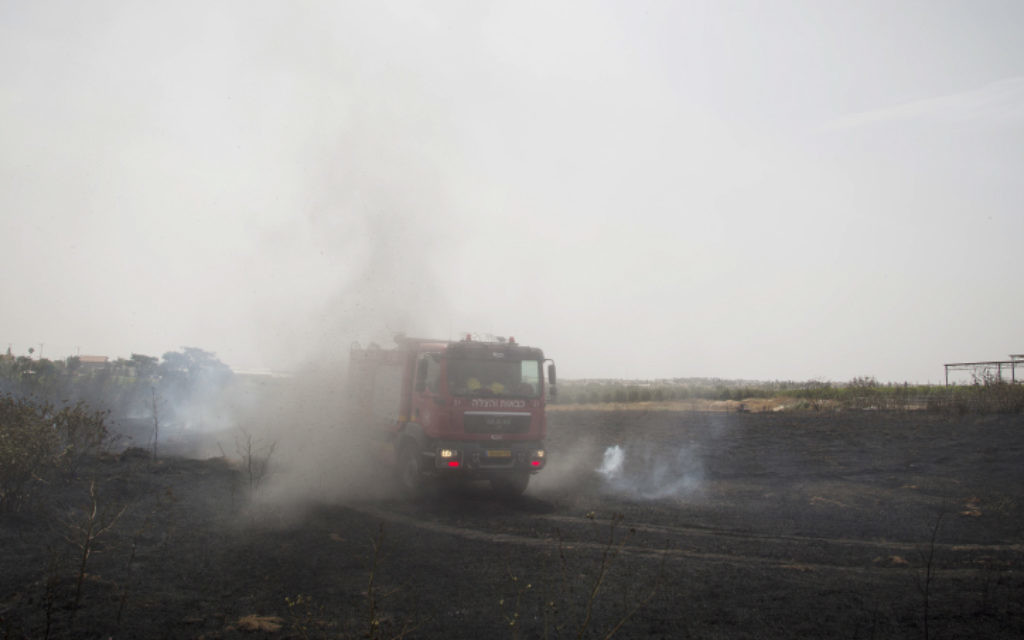 Les pompiers se précipitent vers un incendie dans le sud d'Israël le 27 mai 2015. Les conditions anormalement chaudes et sèches ont provoqué plusieurs feux de forêt dans certaines parties du pays
(Crédit photo: Albert Sadikov / Flash90)