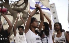 Des Israéliens d'origine éthiopienne manifestent à Tel-Aviv contre la violence et le racisme dirigés contre eux, le 18 mai 2015. (Crédit photo: Tomer Neuberg / Flash90)