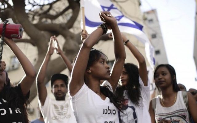 Des Israéliens d'origine éthiopienne manifestent à Tel-Aviv contre la violence et le racisme dirigés contre eux, le 18 mai 2015. (Crédit photo: Tomer Neuberg / Flash90) Des Israéliens d'origine éthiopienne manifestent à Tel-Aviv contre la violence et le racisme dirigés contre eux, le 18 mai 2015. (Crédit photo: Tomer Neuberg / Flash90)