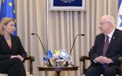 Le président Reuven Rivlin avec la chef de la politique étrangère de l'Union européenne, Federica Mogherini, à la résidence du président à Jérusalem le 21 mai 2015 (Crédit : Mark Neyman / GPO)