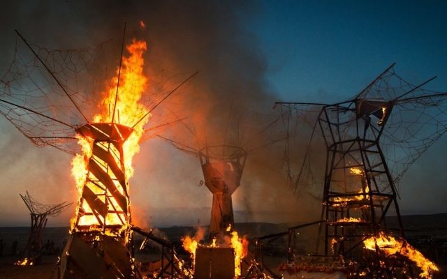 L'installation artistique « Le Temple", une structure géante, a été brûlée à la fin de Midburn 2014 après plus de 24 heures de négociations avec la police. (Crédit : Sharon Avraham / MIdburn)