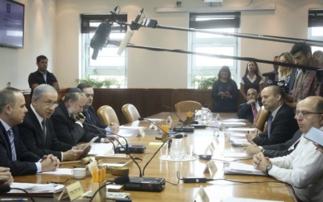 Le Premier ministre Benjamin Netanyahu (deuxième à gauche) préside la réunion hebdomadaire du gouvernement, à Jérusalem, le 10 mai 2015. (Crédit photo: Marc Israël Sellem / Flash90, Pool)