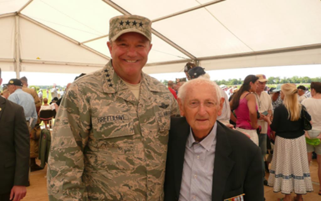Jacques Prelman et le général en chef des forces armées de l'OTAN - 6 juin 2014 (Crédit : ambassade de France) Jacques Prelman et le général en chef des forces armées de l'OTAN - 6 juin 2014 (Crédit : ambassade de France)