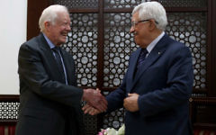 Mahmoud Abbas, président de l'Autorité palestinienne (à doite) avec l'ancien président américain Jimmy Carter, à Ramallah, le 2 mai 2015. (Crédit : AFP/Pool/Abbas Momani)