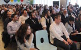 Des entrepreneurs haredim et laïcs assistent au forum de high-tech Kamatech. (Crédit : Courtoisie)