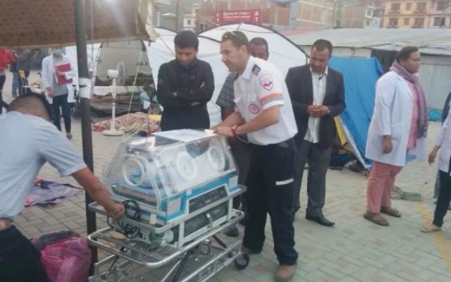 Une équipe du Magen David Adom au Népal prend soin de l'un des quatre bébés israéliens né de mère porteuse avant de prendre un vol Turkish Airlines (Crédit : Magen David Adom) Une équipe du Magen David Adom au Népal prend soin de l'un des quatre bébés israéliens né de mère porteuse avant de prendre un vol Turkish Airlines (Crédit : Magen David Adom)