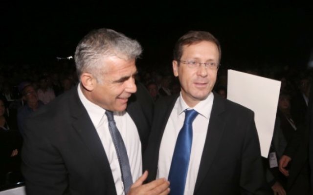 Le président du parti Yesh Atid, Yair Lapid (à gauche), et le chef de l'Union sioniste, Isaac Herzog, le 24 décembre 2014. (Crédit : Flash90) Le président du parti Yesh Atid, Yair Lapid (à gauche), et le chef de l'Union sioniste, Isaac Herzog, le 24 décembre 2014. (Crédit : Flash90)