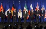 Les représentants des puissances mondiales et de l'Iran posant avant l'annonce d'un accord sur pourparlers nucléaires de l'Iran à Lausanne  le 2 avril 2015. (AFP / FABRICE COFFRINI)