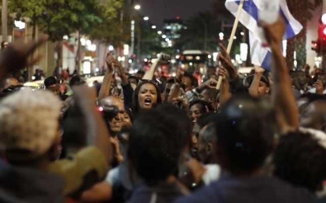 La police arrête un Israélien d'origine éthiopienne lors d'une manifestation contre la brutalité de la police sur la Place Rabin de Tel-Aviv, le dimanche 3 mai 2015 (Crédit photo: Judah Ari Gross / Times of Israel)