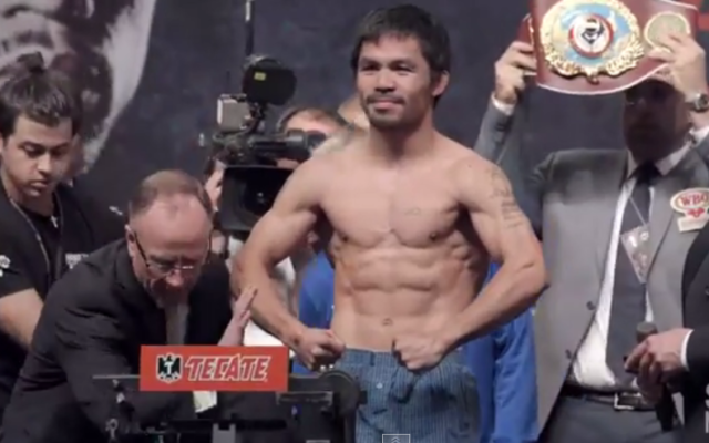 Manny Pacquiao à la pesée avant le match contre Floyd Mayweather, le vendredi 1er mai 2015 à La vegas (Crédit : Capture d'écran YouTube MMAFightingonSBN) Manny Pacquiao à la pesée avant le match contre Floyd Mayweather, le vendredi 1er mai 2015 à La vegas (Crédit : Capture d'écran YouTube MMAFightingonSBN)
