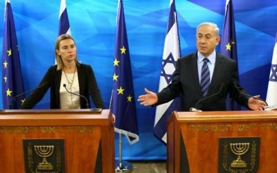Le Premier ministre israélien, Benjamin Netanyahu, tient une conférence de presse conjointe avec la chef de la politique étrangère de l'Union européenne, Federica Mogherini, à Jérusalem, le 7 novembre 2014. (Crédit photo: Amit Shabi / POOL / FLASH90)