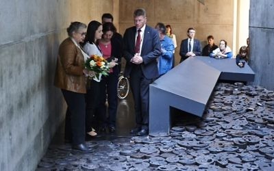 Nechama Rivlin, épouse du président Reuven Rivlin, rend hommage à Menashe Kadishman au musée juif de Berlin, mardi 12 mai 2015. (Crédit : Musée juif de Berlin)