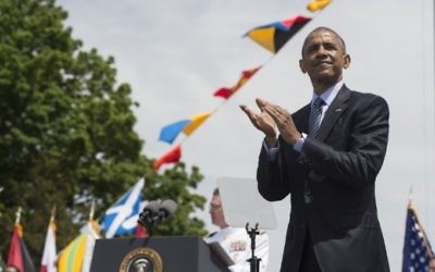 Le président américain Barack Obama applaudit à la fin des exercices de la Coast Guard Academy  à New London dans  le Connecticut  le 20 mai 2015. (Crédit photo: AFP PHOTO / NICHOLAS KAMM)