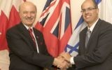 Le ministre e la Recherche et de l'Innovation Reza Moridi de l'Ontario (à gauche), avec le scientifique en chef israélien Avi Hasson, le 10 mai 2015 (Crédit : Yossi Aloni)