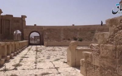 Une vue des ruines de Palmyre, en Syrie, et ce qui semble être un combattant de l'État islamique marchant dans l'ancien théâtre de la ville, dans une vidéo diffusée par la branche de propagande de l'Etat islamique le 27 mai 2015. (Crédit : capture d'écran YouTube)