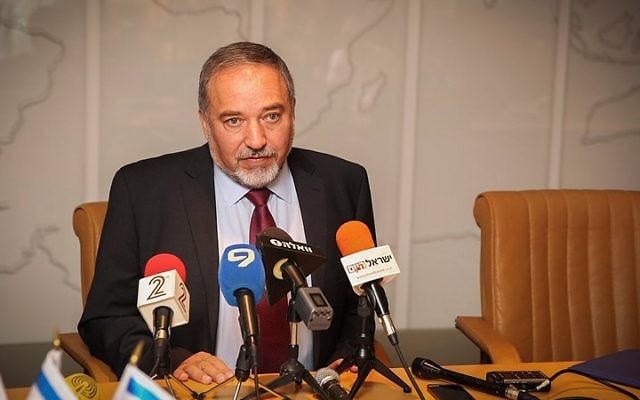Le ministre des Affaires étrangères Avigdor Lieberman à la salle de crise du ministère des Affaires étrangères pour discuter des secours envoyés au Népal, le 30 avril 2015 (Crédit : Hadas Parush / Flash90) Le ministre des Affaires étrangères Avigdor Lieberman à la salle de crise du ministère des Affaires étrangères pour discuter des secours envoyés au Népal, le 30 avril 2015 (Crédit : Hadas Parush / Flash90)