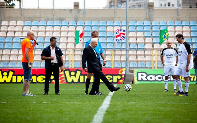 Shimon Peres avec l'équipe des Ambassadeurs de la Paix (Crédit : le Centre Peres pour la Paix)